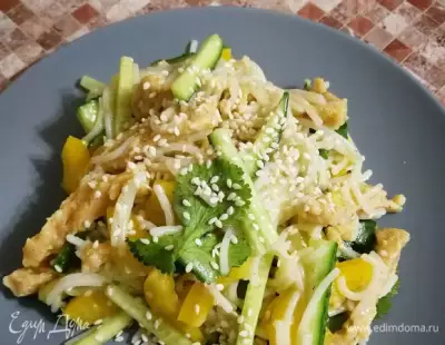 Безглютеновый салат с рисовой вермишелью