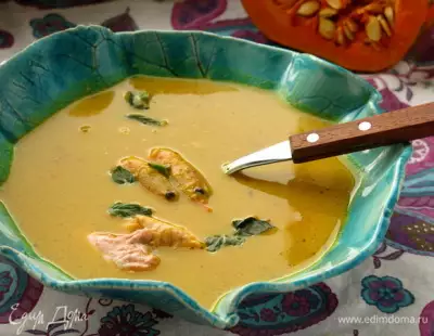 Тыквенный суп с рыбой и креветками