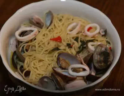 Спагетти с мидиями, кальмарами и просекко