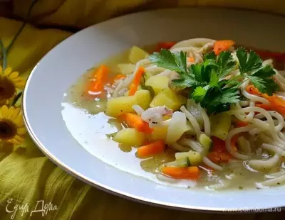 Густой куриный суп с овощами и спагетти