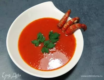 Томатный суп-пюре с обжаренными в соевом соусе креветками