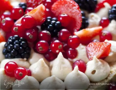 Легкий пирог с маскарпоне и ягодами