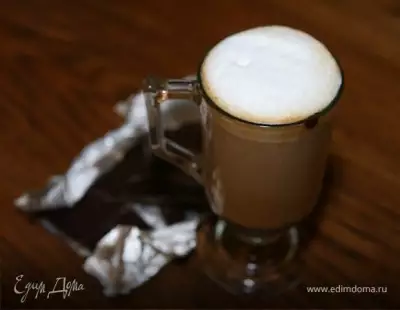 Кофе эспрессо с шоколадом и взбитым молоком