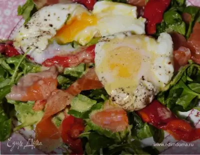 Салат с лососем и яйцами пашот фото