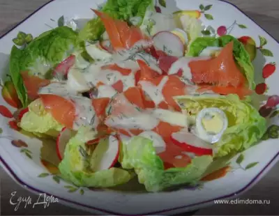 Салат с семгой перепелиными яйцами и редисом