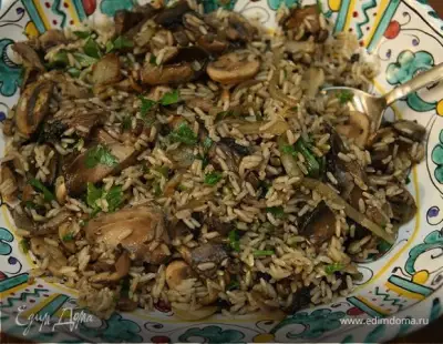 Теплый салат из бурого риса и грибов