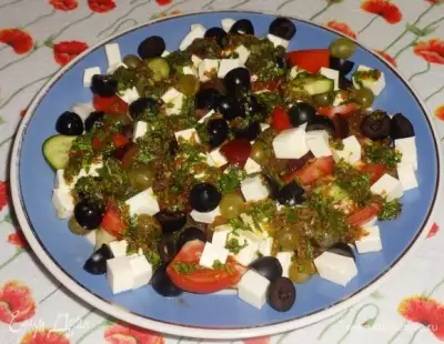 Овощной салат с фруктами, фетой и острой заправкой