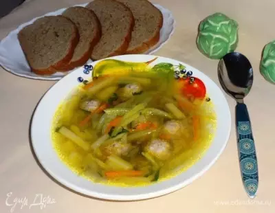 Суп с фрикадельками и кабачковой лапшой