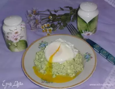 Яйцо пашот на зеленом творожном облаке