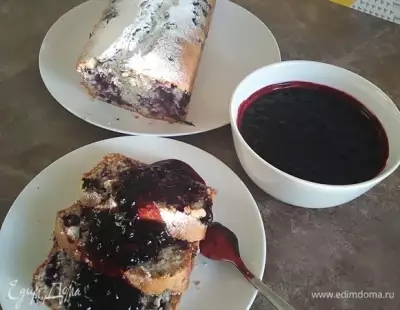 Итальянский черничный пирог с соусом