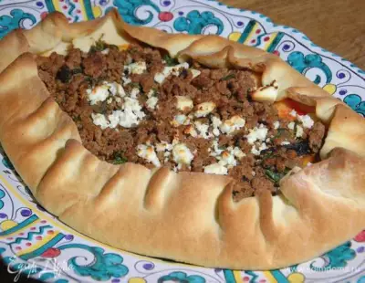 Открытый пирог с пряной говядиной по-турецки