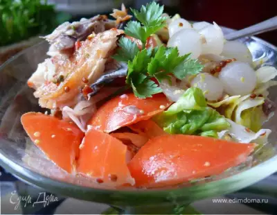 Пикантный салат с рыбой
