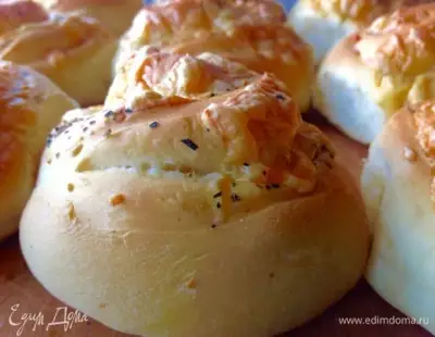 Сырные булочки с базиликом на картофельно-дрожжевом тесте