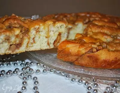 Карамельный пирог с яблоками и грецкими орехами