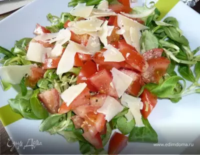 Салат из помидоров и сыра пармезан