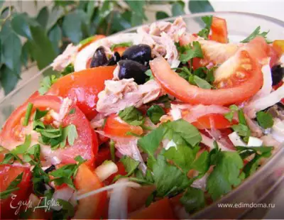Салат с перцами, помидорами и тунцом