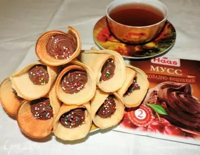 Вафельные трубочки с шоколадно вишневым муссом