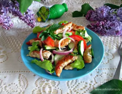 Салат из овощей с куриной грудкой