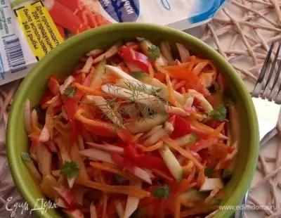 Острый салат с крабовыми палочками