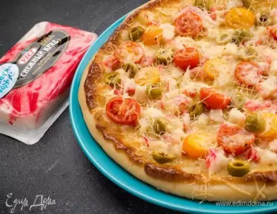 Пицца с крабовым мясом, томатами и маслинами