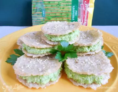 Рисовые сэндвич-крекеры с зеленым хумусом