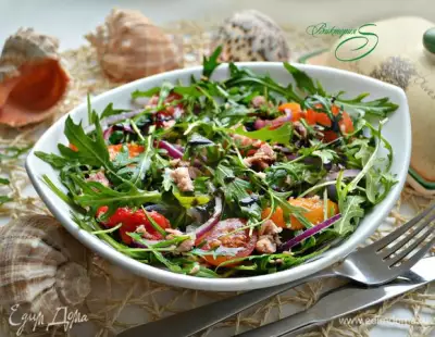 Салат с руколой, тунцом и овощами
