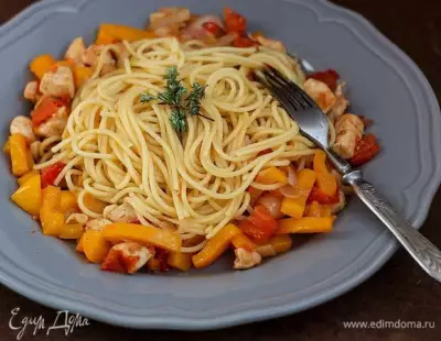 Заправка для спагетти из куриного филе с овощами