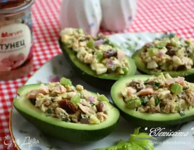 Салат с тунцом в авокадо (Palta Reina)