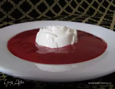 Творожно-ванильный десерт с клубничным соусом