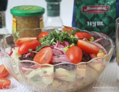 Салат с нутом, артишоками и помидорами