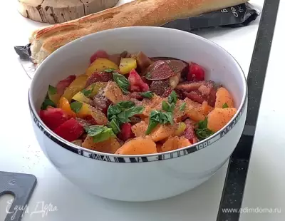 Салат с помидорами, дыней и базиликом
