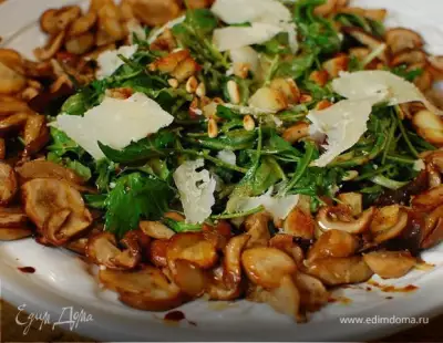 Зеленый салат с жареными грибами и кедровыми орешками фото