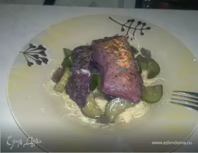 Паста с фиолетовой рыбой,  цукини и луком