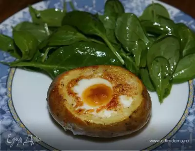 Яйца, запеченные в картофеле, с гарниром из шпината
