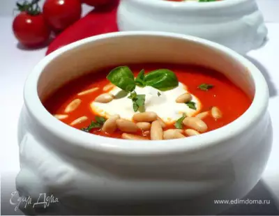 Согревающий суп из запеченного сладкого перца с томатами сметанным базиликом и кедровыми орешками