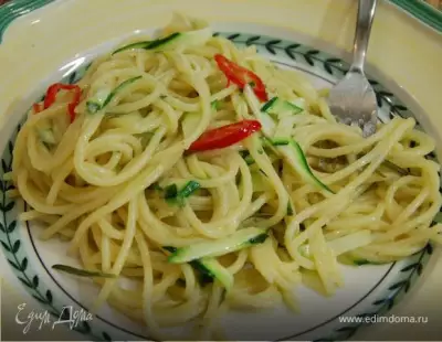 Спагетти с цукини, розмарином и чесноком