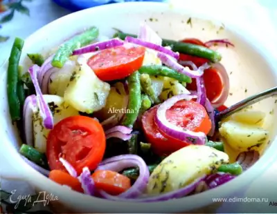 Картофельный салат с зеленой фасолью и томатами