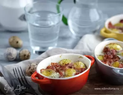 Запеченные перепелиные яйца с помидорами и беконом