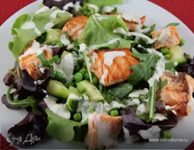Летний салат с лососем и зелеными овощами фото
