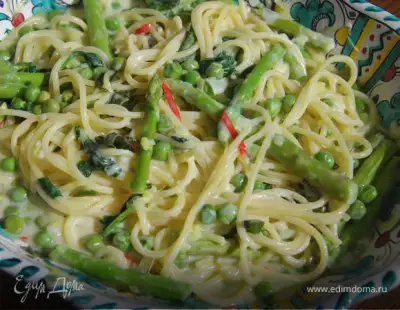 Спагетти с зеленым горошком и спаржей