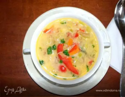 Острый тайский суп с кокосовым молоком и овощами.