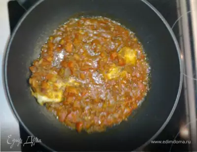 Камбала в помидорном соусе
