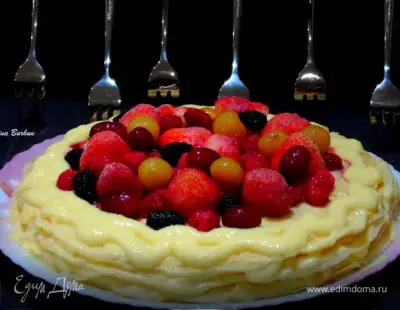 Блинный торт с заварным кремом и ягодами