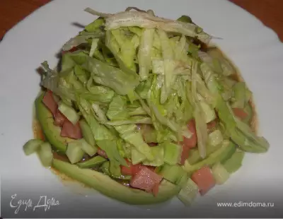 Овощной салат с авокадо и семгой фото