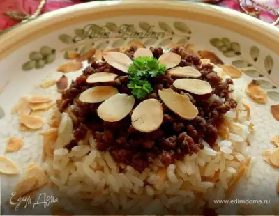 Рис по ливански с жареным фаршем и лепестками миндаля