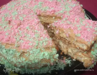 Бисквитный торт с кремом из халвы и вафельной посыпкой