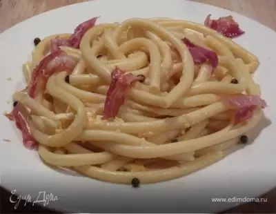 Спагетти карбонара с маринованным зеленым перцем горошком