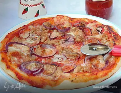 Пицца с тунцом и красным луком