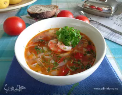 Средиземноморский суп с морепродуктами рыбой и рисовой лапшой