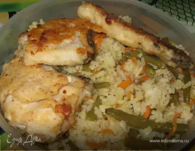 Жареная морская рыба с рисом и овощами